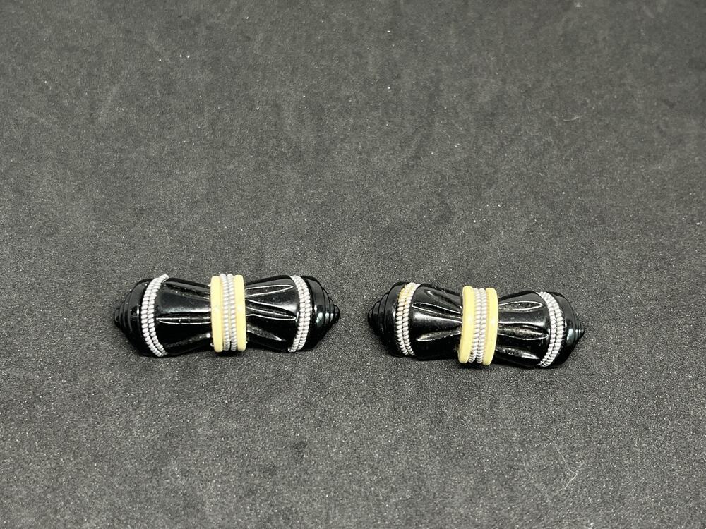 Vintage Rare Filigree Wire Black And White Carved Bakelite Shop Clip Brooch Pin